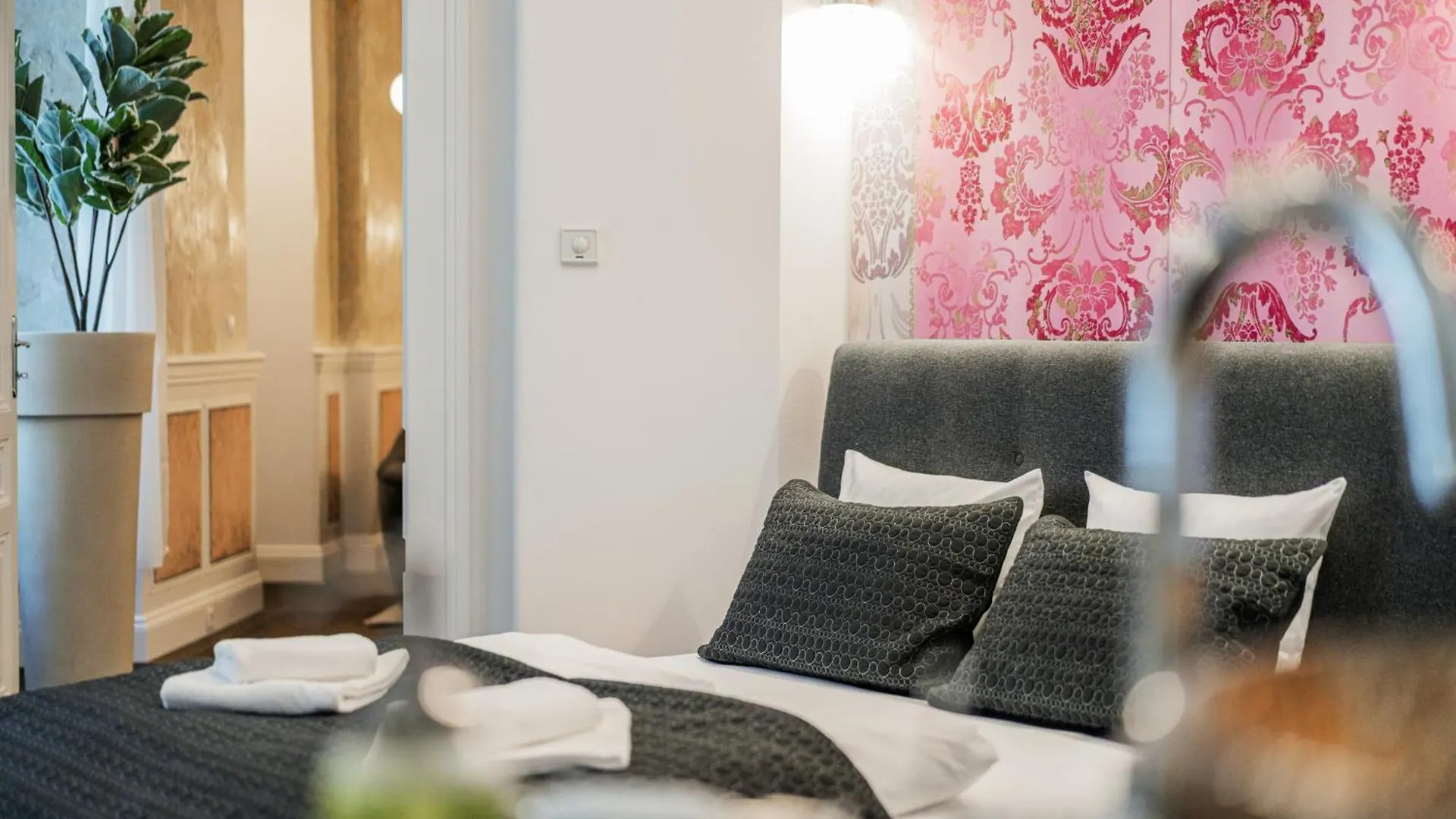 Luxury Designer Home In Center Of Vienna