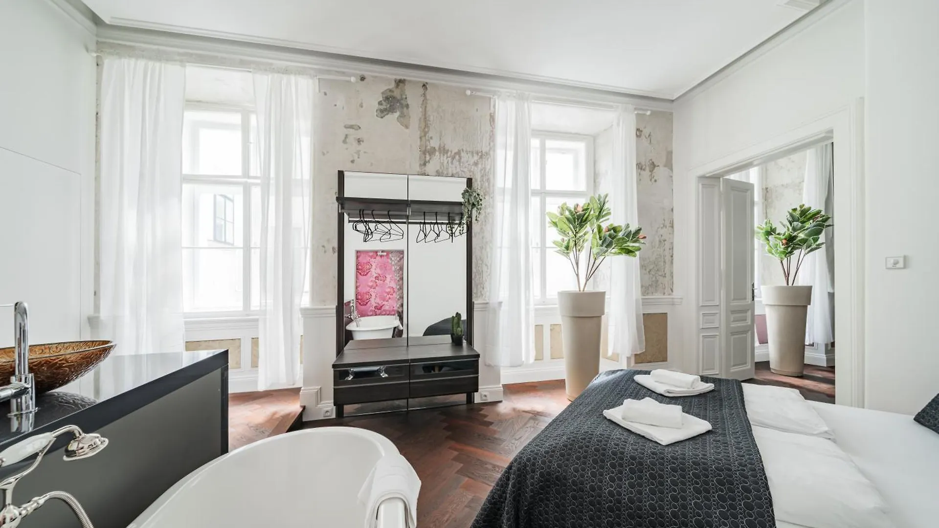 Luxury Designer Home In Center Of Vienna Apartment