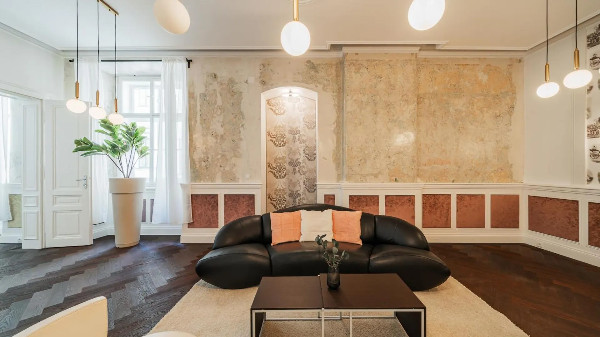 Luxury Designer Home In Center Of Vienne